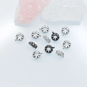 Detail van golfvormige micro-pave zirkoon afstandskraal met hangende ring voor DIY sieraden