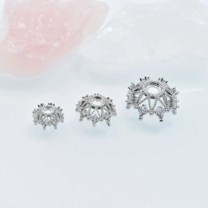 Calottes fleurs argentées creuses en trois tailles pour bijoux DIY en cristal