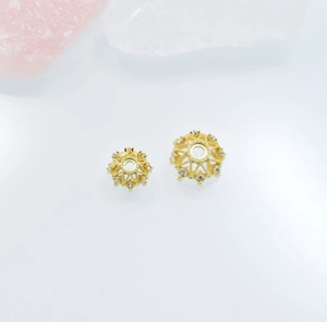 Détails macro des calottes de perles fleurs dorées et zircons pour bijoux DIY