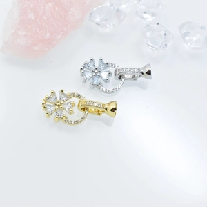 Detail von blumenförmigen Gold- und Silber-Zirkonia-Verschlüssen für Schmuck