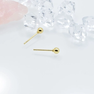 Boucles d oreilles puces boules creuses plaqué or 18k sur fond décoratif en cristal