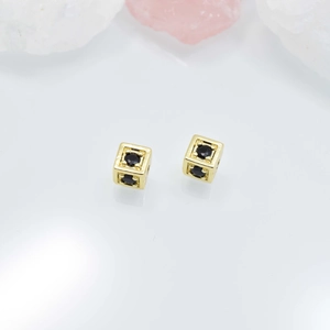 Distanziatore quadrato placcato oro 18K con micro-intarsio in zirconia nera su bianco