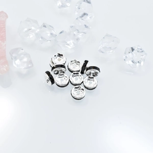 Detalle de cuentas espaciadoras de 7mm bañadas en plata con diamantes negros para joyas