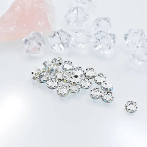 Primer plano de espaciadores ondulados de 6mm con diamantes de imitación para joyería DIY