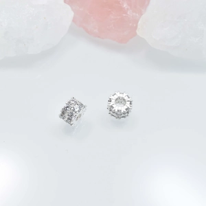 Vue macro des perles d'espacement en argent et zircone pour la création de bijoux DIY élégants
