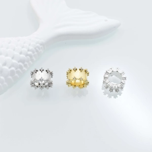 Charm barillet en or et argent avec rainures verticales et incrustation de zircon