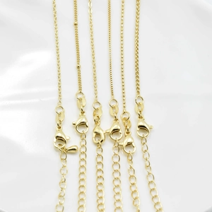 Collezione di collane sottili placcate oro 18K con vari stili di catena e chiusura a moschettone