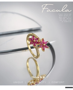 Dettaglio dell'anello a doppio fiore con pietre rosa e diamanti su superficie a specchio