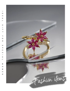 Dettaglio anello a fiori con zirconi rosa taglio marquise e fascia dorata su specchio