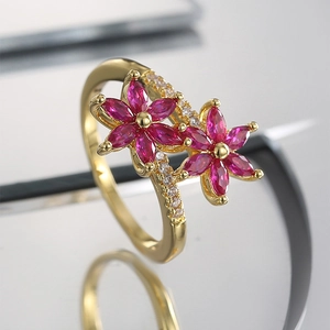 Elegante anello dorato con doppi fiori rosa marquise e accenti di zirconi laterali