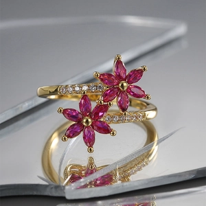 Elegante anello placcato oro con due pietre marquise rosa e pavé di zirconi