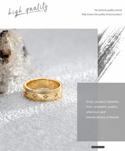 Nahaufnahme des vergoldeten Rings mit Hammerschlag-Textur und Stern-Zirkon-Gravur