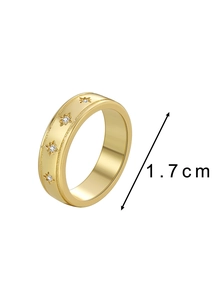 Detailansicht eines goldenen Vintage-Rings mit Sternenmustern, Zirkon und 1,7 cm Durchmesser