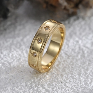 Goldring im französischen Stil mit Sternmuster und Zirkonia auf weißem Kristall