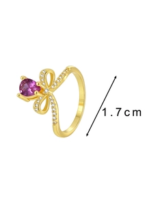 Detalle de anillo lazo de 1,7 cm con circón púrpura en gota y micro-pavé brillante
