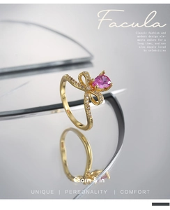 Detalle macro de anillo de lazo dorado con circón rosa pera y engaste de micro-pavé fino