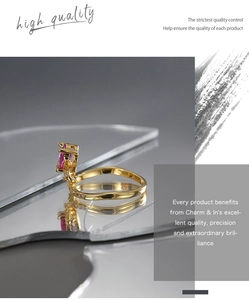 Detalle de anillo dorado ondulado con piedra rosa de gota y pavé de micro circonitas