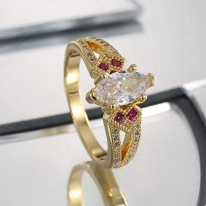 Vintage Ring mit klarem Marquise-Stein, roten Seitensteinen und Goldbeschichtung
