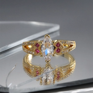 Vintage Ring mit Marquise-Schliff weißem Zirkon, rosa Seitensteinen und Goldbeschichtung