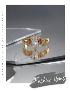 Detail eines Vintage-Goldrings mit Markasit-Zirkon und rubinfarbenen Steinen auf Spiegel