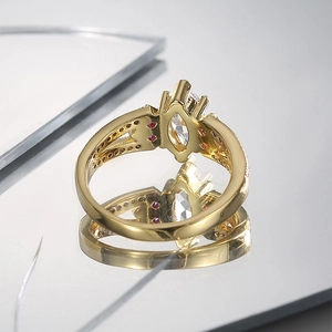 Vintage Goldring mit Zirkonia im Marquise-Schliff und roten Edelstein-Akzenten