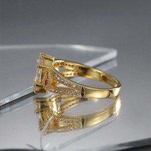 Makroaufnahme Goldring mit Zirkonia im Smaragdschliff und rosa Mikro-Pavé-Details