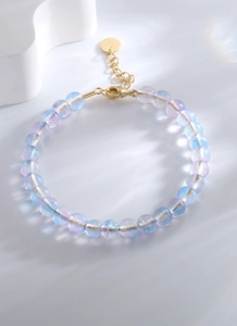 Détail du bracelet en perles aurora avec dégradé violet-bleu et fermoir doré