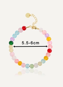 Détail du bracelet en perles colorées montrant la taille 5,5-6 cm et fermoir doré