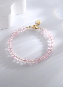 Détails de perles de cristal rose avec chaîne dorée et petit médaillon rond