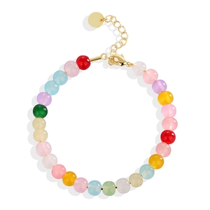 Bracelet bohème en perles colorées pour femmes avec fermoir mousqueton doré sur blanc
