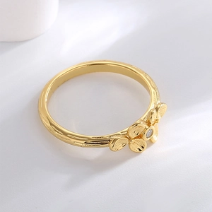 Elegant gold clover ring with zircon inlay and textured branch band for women