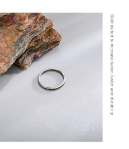 Detailansicht des vergoldeten Rings mit Perlenstruktur und Vintage-Minimalismus-Design