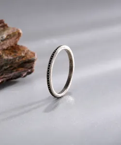 Detailaufnahme von Vintage Silberring mit schwarzen Perlenakzenten und Struktur