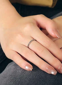 Detaillierte Nahaufnahme eines minimalistischen Vintage-Silberrings mit Textur