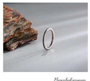 Details des minimalistischen Vintage-Silberrings mit mikro-eingelegten Zirkonia-Punkten