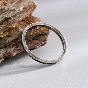 Minimalistischer Perlenring mit oxidiertem Silber-Finish auf Naturstein-Hintergrund