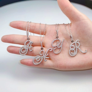 Detail der Hip-Hop-Buchstabenanhänger A H G R mit Zirkonia in 18K Silber-Finish