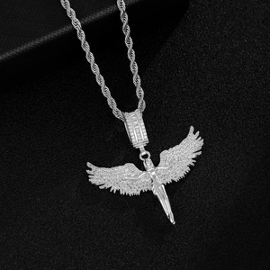Detailaufnahme eines silbernen Engel-Anhängers mit glitzernden Flügeln auf Schwarz