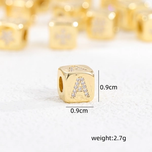 Makroaufnahme des 18k vergoldeten Würfelanhängers mit Zirkonia und Buchstaben A Gravur