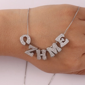Individuelle silberne Buchstaben-Halskette mit Zirkoniasteinen an einer Box-Kette