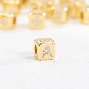 18k vergoldeter Kupferwürfel Anhänger mit Zirkonia Buchstabe A für DIY Halsketten