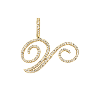 Makroaufnahme von wellenförmigem Goldanhänger mit Zirkonia-Inlay und Diamantschnalle