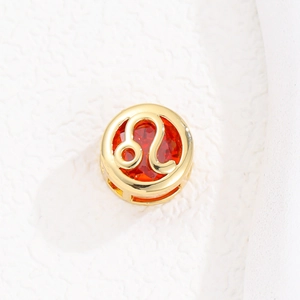 Colgante del zodiaco Leo dorado con gema roja y detalles de metal calado fino