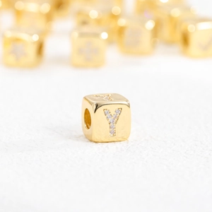 18 Karat vergoldeter Würfelanhänger mit Zirkonia und dem Buchstaben Y für Halsketten