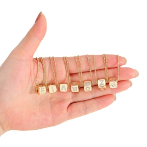 Handgehaltene 18k vergoldete Würfel-Buchstabenketten mit Zirkonia-Inlays