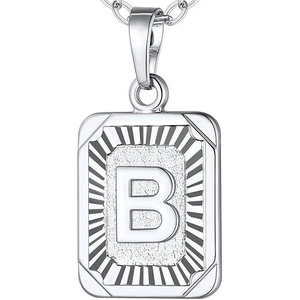 Minimalistische zilveren halsketting met letter B op rechthoekige hanger en fijne ketting