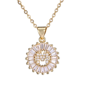 Collana dorata con ciondolo circolare lettera M e zirconi con design a raggiera