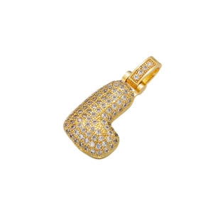 Nahaufnahme von Hip-Hop-Anhänger mit Mikro-Zirkonia-Pflasterung in Gold-Finish