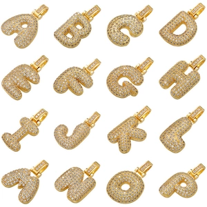 Makroansicht der Iced-Out-Buchstabenanhänger A-P mit mikroversetzten Zirkonia-Steinen