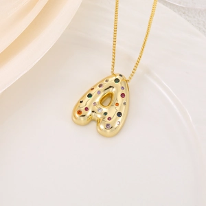 Collier avec pendentif lettre A dorée style ballon serti de zircons multicolores